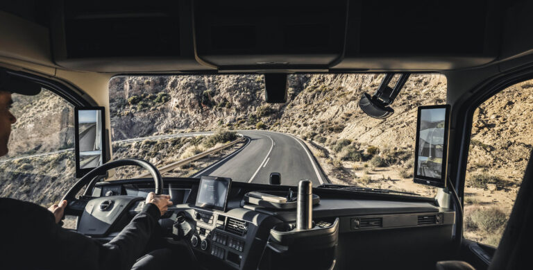 Volvo Trucks, Türkiye’deki İlk Kamera Monitör Sistemli Volvo FH16 4×2 780 HP’yi AGİT Nakliyat’a Teslim Etti!